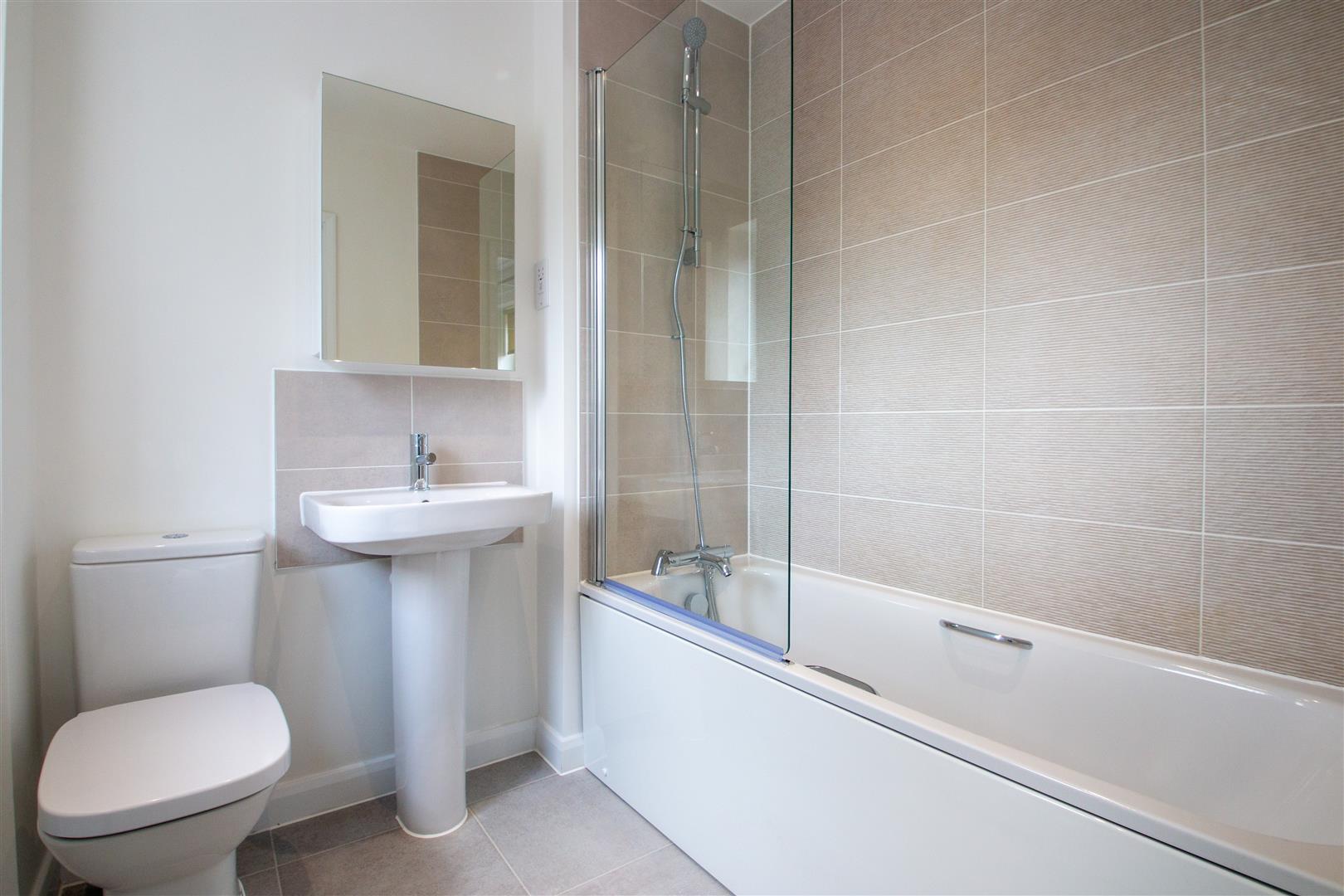 3 bed property in Eredine Crescent, Milton Keynes